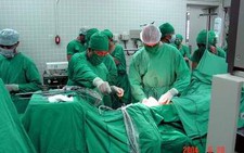 Lần đầu tiên lấy thận qua nội soi để ghép thận ở người lớn
