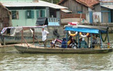 Nhiều bến đò bị đình chỉ nhưng vẫn hoạt động