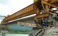 Lao dầm hai nhịp đầu tiên cầu Nông Sơn