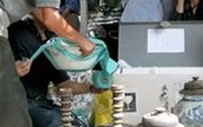 Di dời hiện vật và vật dụng nhà cụ Vương Hồng Sển