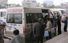 Hà Nội: Xe đông, tàu vắng, máy bay giảm giá