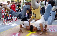 Hip hop... sân trường