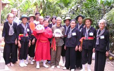 Bạn đọc Tuổi Trẻ tặng quà đội lân nữ ở Bến Tre
