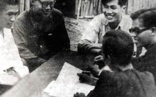 Người chế tạo súng chống tăng giữa rừng sác