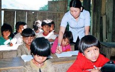 Hai cô mẫu giáo dưới đỉnh núi Ngọc Linh