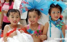 Thời trang bảo vệ môi trường từ... đồ phế thải!