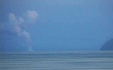 Núi lửa dưới biển gây ra cột hơi nước