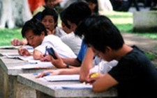 Sinh viên bức xúc về 