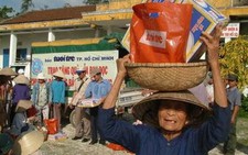 Thêm 800 suất quà của bạn đọc đến với người dân vùng bão lũ