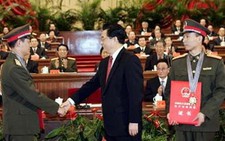 Trung Quốc tôn vinh 2 phi hành gia tàu Thần Châu VI