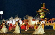 Người làm nhẫn cưới cho lễ hội hoa hồng