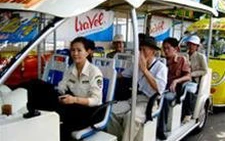 Nữ tài xế xe điện