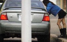 Tạm giữ xe của khách mua dâm