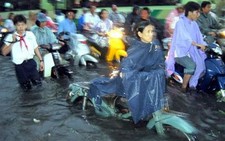 TP.HCM: mưa lớn - lại ngập đường, kẹt xe
