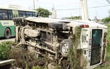 Xe khách lật nhào xuống ruộng