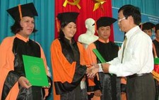 Chưa được cấp bằng vì thiếu... ảnh!