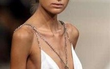 Paris: vẫn còn người mẫu gầy trình diễn!