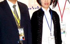 Hai giáo viên tham dự 