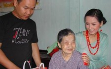 Hoa hậu Mai Phương Thúy tặng quà xuân cho người già và trẻ em