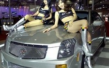 Ngắm xe, chớ ngắm người đẹp