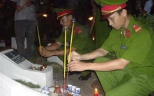 Viếng, thắp hương các phần mộ tại nghĩa trang liệt sĩ TP.HCM