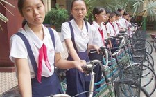 Tặng xe đạp cho học sinh nghèo