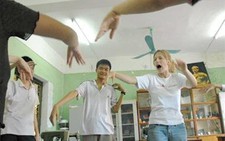Tình nguyện ở làng Hòa Bình