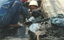 TP.HCM: nạo vét cống chống ngập