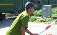 Bốn cụ già và trạm gác chắn tàu lửa
