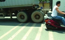 Gờ giảm tốc gây... 