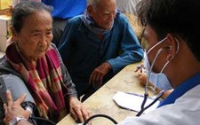 Khám chữa bệnh, cấp thuốc miễn phí cho hơn 500 bà con nghèo