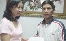 Bạn đọc Tuổi Trẻ tặng BS Huỳnh Quang Đốc hơn 56 triệu đồng