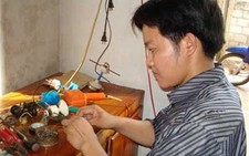 Chàng trai khiếm thị sửa đồ điện tử