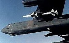 B-52 với đầu đạn nguyên tử bay trên bầu trời Mỹ