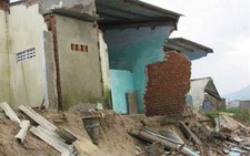 Sóng biển đánh sập 5 căn nhà