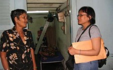 Nhà văn Nguyễn Thị Minh Ngọc tặng nhuận bút cho nghệ sĩ nghèo