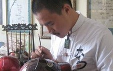 Đưa thư pháp lên mũ bảo hiểm