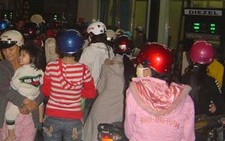 Đổ xô mua xăng dầu... dự trữ