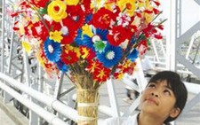 Làm hoa giấy ở làng Thanh Tiên
