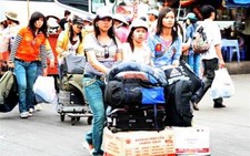 Đi lại ngày tết: xe trong bến 
