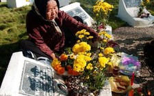 Tết, mẹ lên thăm con