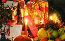 Bàn thờ người Việt ngày Tết