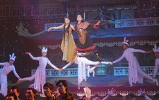 Chiếc áo thiên nga (*): Trữ tình và hoành tráng