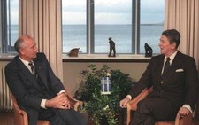Ridley Scott làm phim về Reagan và Gorbachev