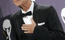 Leonard Cohen thực hiện tour diễn quốc tế ở tuổi 73