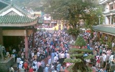 Mùa vía Bà Chúa xứ núi Sam: Chen chân, nặng lễ