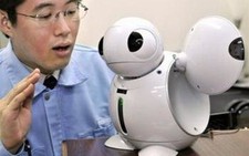Robot biết điều khiển thiết bị điện tử