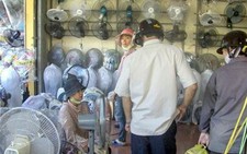 Hà Tĩnh: điện cúp, quạt và đèn tích điện bán chạy