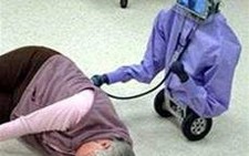 Robot chăm sóc người già