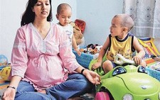 Phụ nữ Ấn Độ tập yoga để giữ vóc dáng sau khi sinh